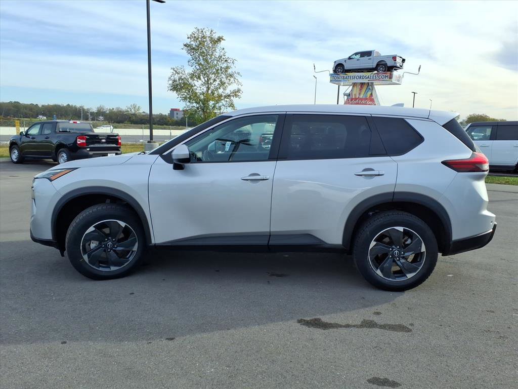Used 2024 Nissan Rogue SV image 2