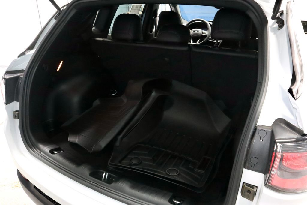 Used 2025 Jeep Compass Latitude image 14