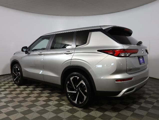 Used 2022 Mitsubishi Outlander SE image 2