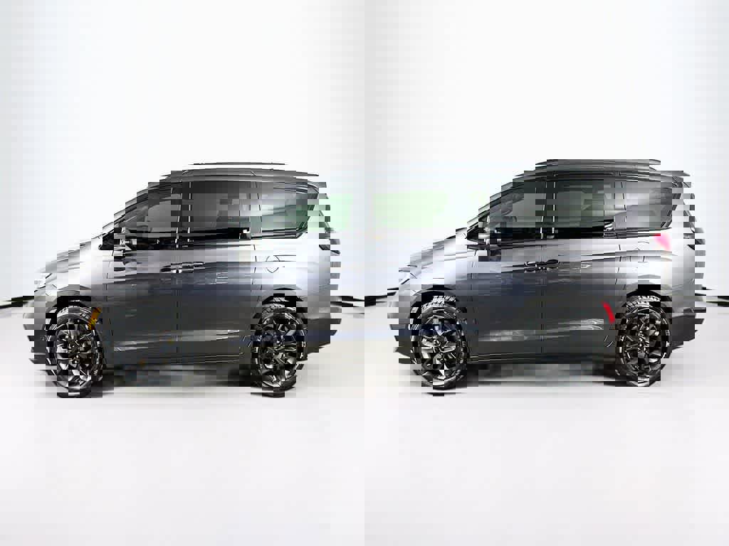 Used 2022 Chrysler Pacifica Limited w/ Uconnect Theater Family Group image 2