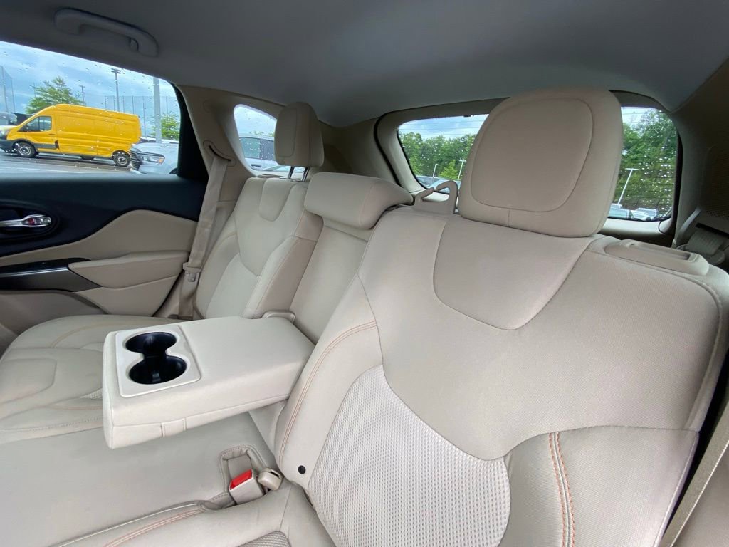 Used 2019 Jeep Cherokee Latitude w/ Popular Appearance Group FWD image 23