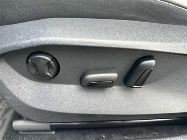 Used 2025 Volkswagen Taos SE image 13