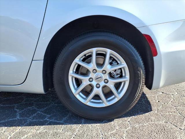 Used 2024 Chrysler Pacifica Touring-L image 24