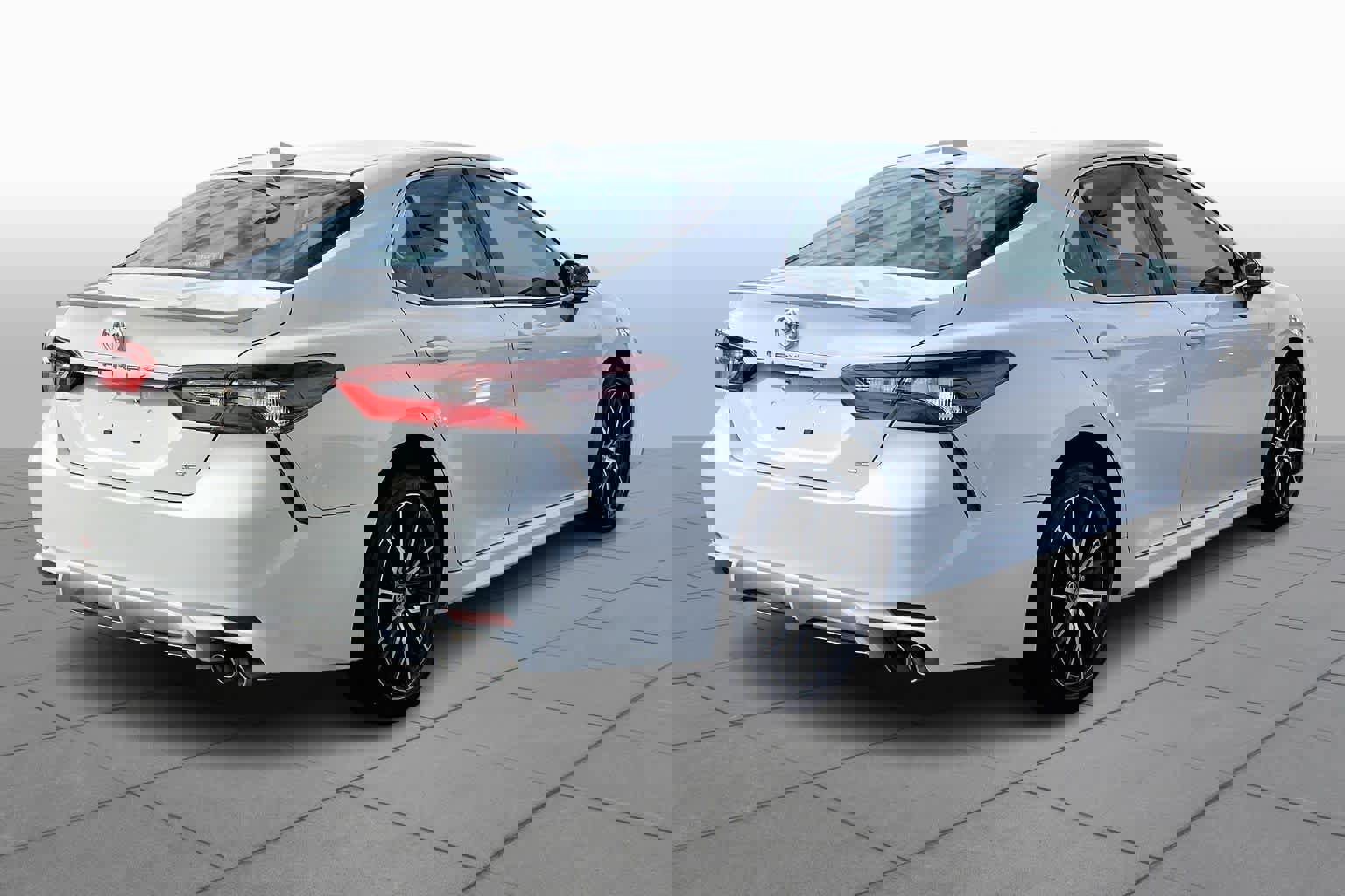 Used 2022 Toyota Camry SE image 3