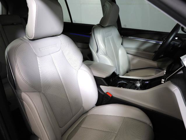Used 2022 Jeep Grand Cherokee Overland w/ Advanced Protech Group III AWD/4WD image 9