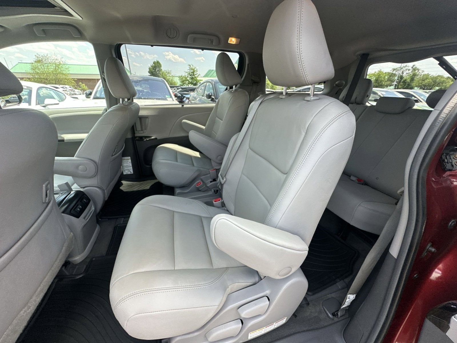 Used 2018 Toyota Sienna XLE w/ XLE Navigation Package FWD image 32