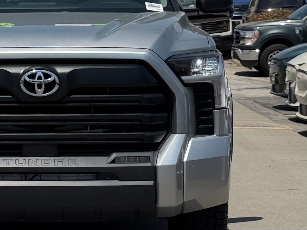 Used 2022 Toyota Tundra SR5 w/ SR5 Convenience Package AWD/4WD image 4