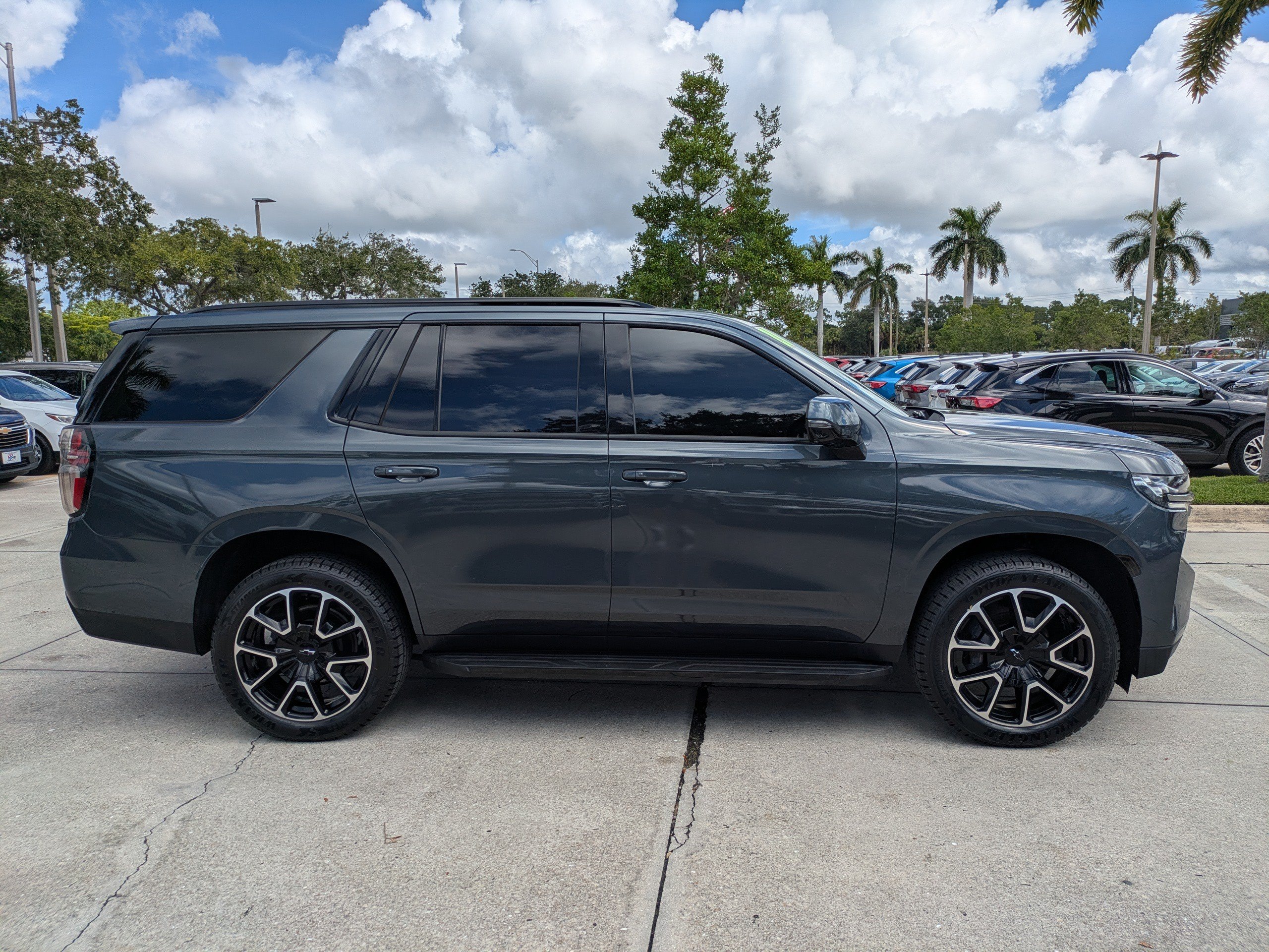 Used 2021 Chevrolet Tahoe RST w/ Luxury Package RWD image 3