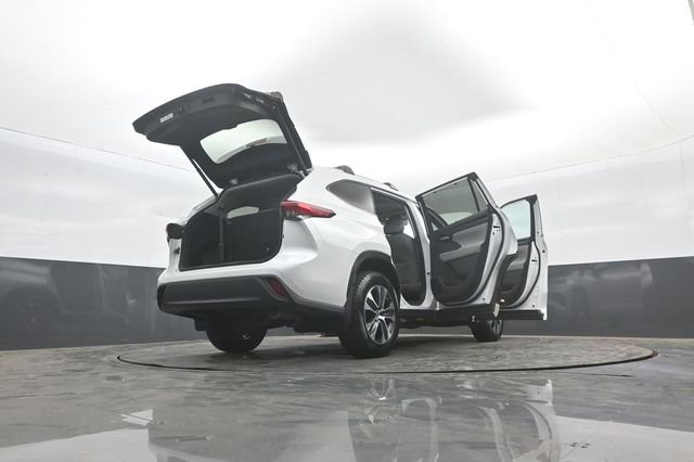 Used 2023 Toyota Highlander XLE AWD/4WD image 39