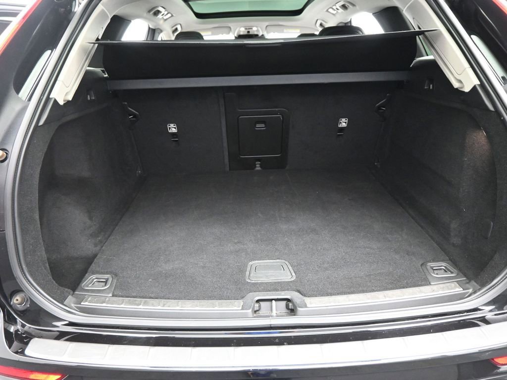 Used 2021 Volvo XC60 T5 Momentum w/ Premium Package image 50