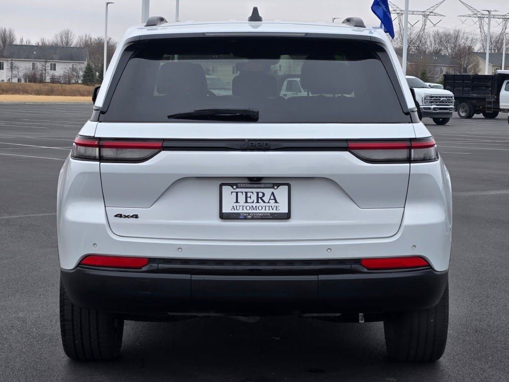 Used 2023 Jeep Grand Cherokee Altitude AWD/4WD image 14