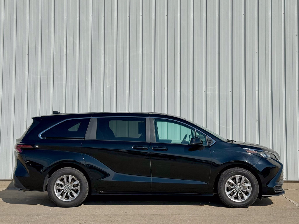 Used 2025 Toyota Sienna LE FWD image 7