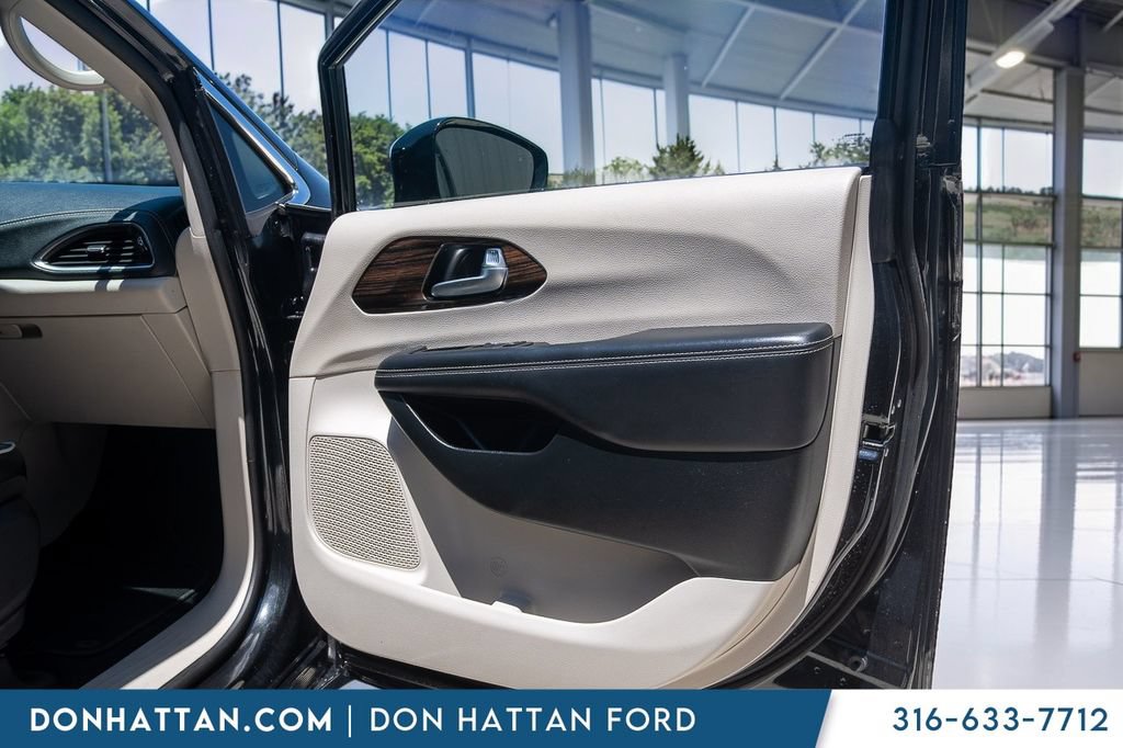 Used 2023 Chrysler Pacifica Limited FWD image 23