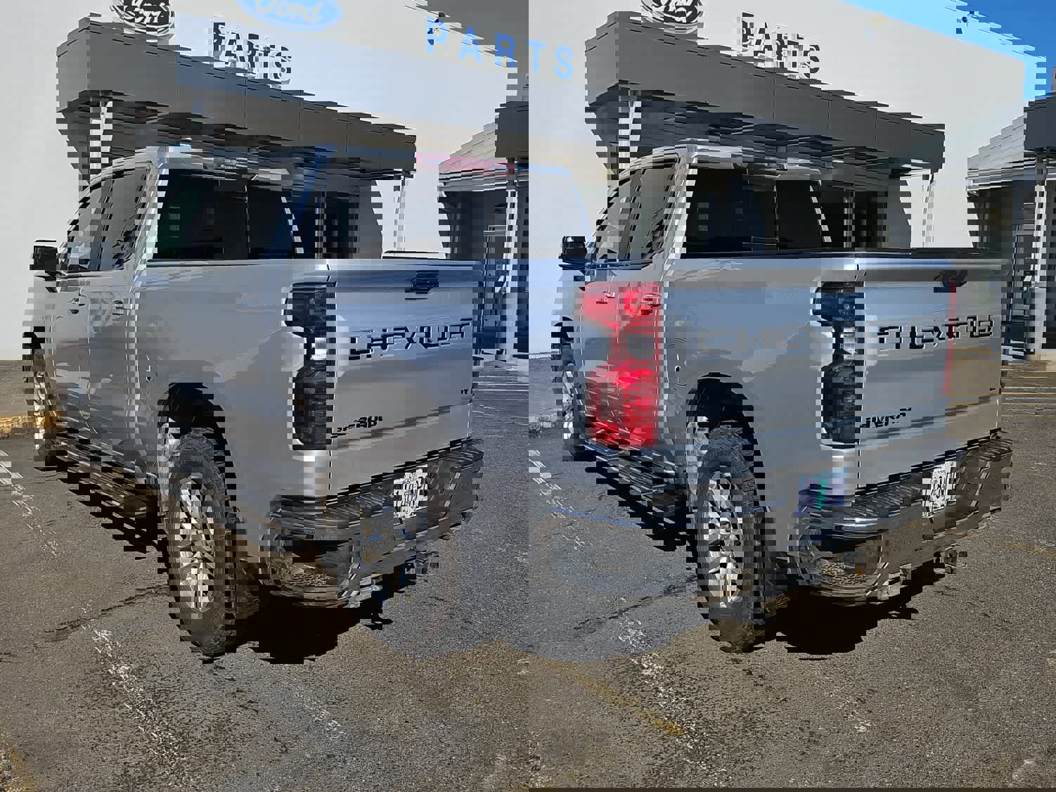 Used 2021 Chevrolet Silverado 1500 LT w/ Z71 Off-Road Package image 2