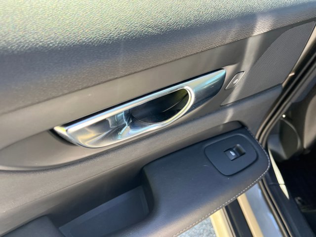 Used 2021 Volvo V60 T5 Cross Country image 27