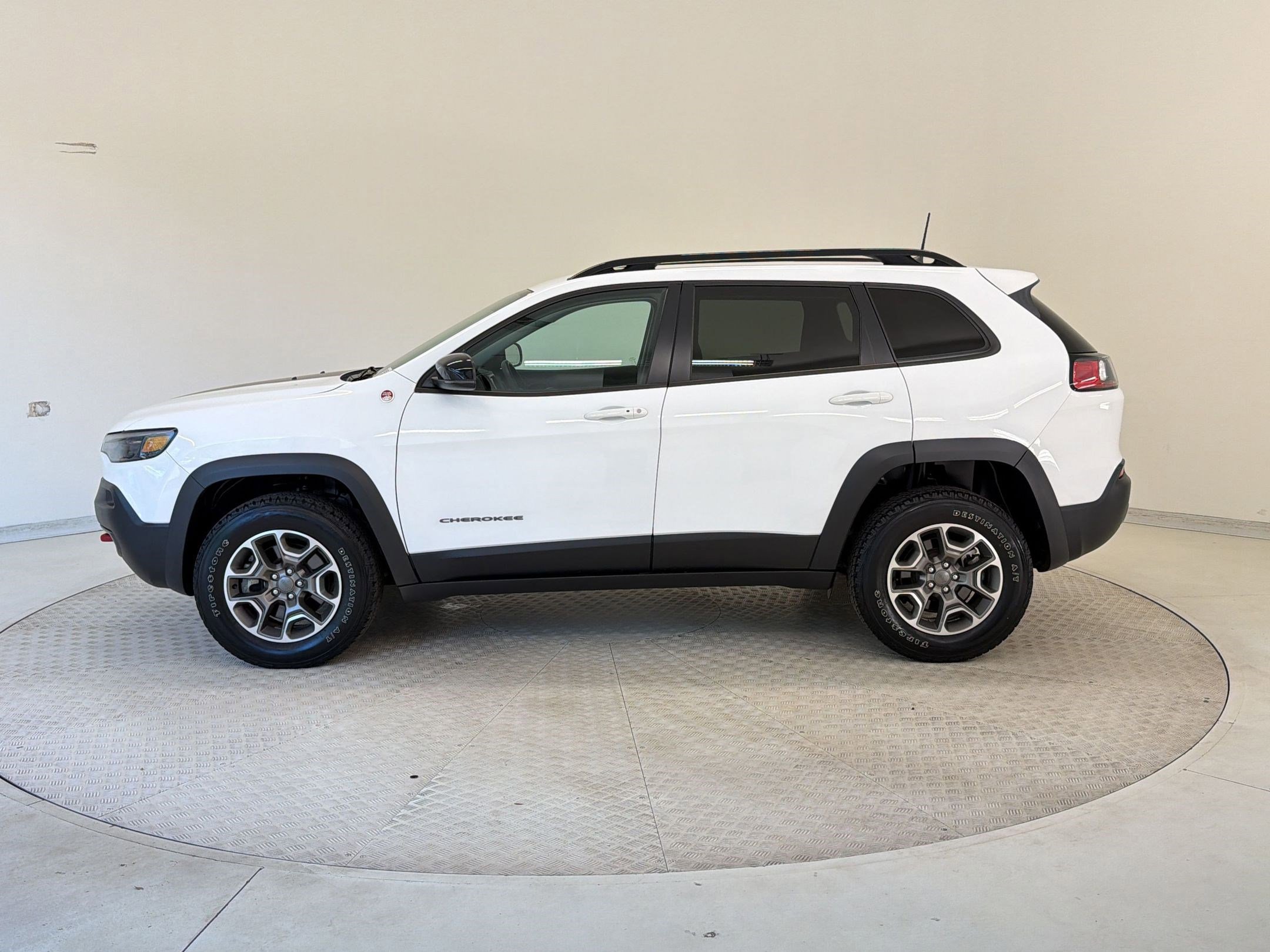 Used 2022 Jeep Cherokee Trailhawk image 2
