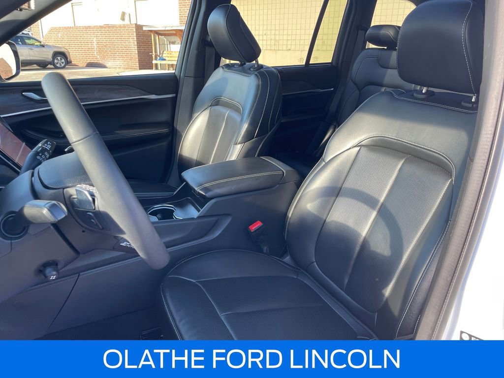 Used 2024 Jeep Grand Cherokee Limited w/ Luxury Tech Group II image 19