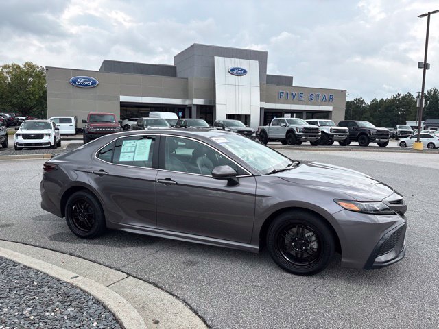 Used 2021 Toyota Camry SE FWD image 1