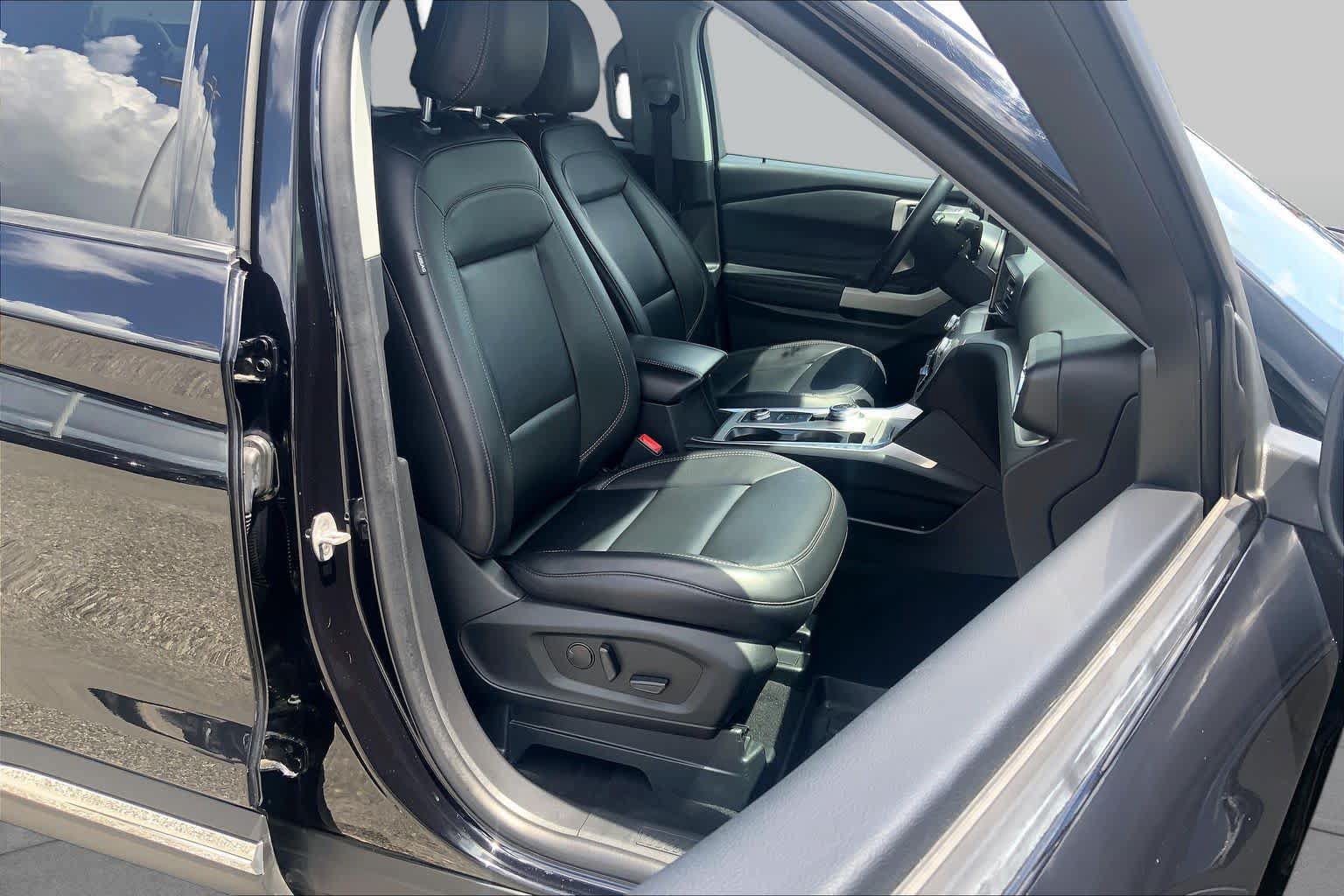 Certified 2023 Ford Explorer XLT w/ Equipment Group 202A AWD/4WD image 9