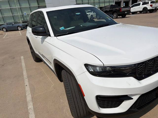 Used 2025 Jeep Grand Cherokee Limited w/ Black Appearance Package AWD/4WD image 3