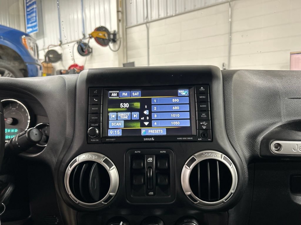Used 2017 Jeep Wrangler Unlimited Sahara w/ Connectivity Group AWD/4WD image 17