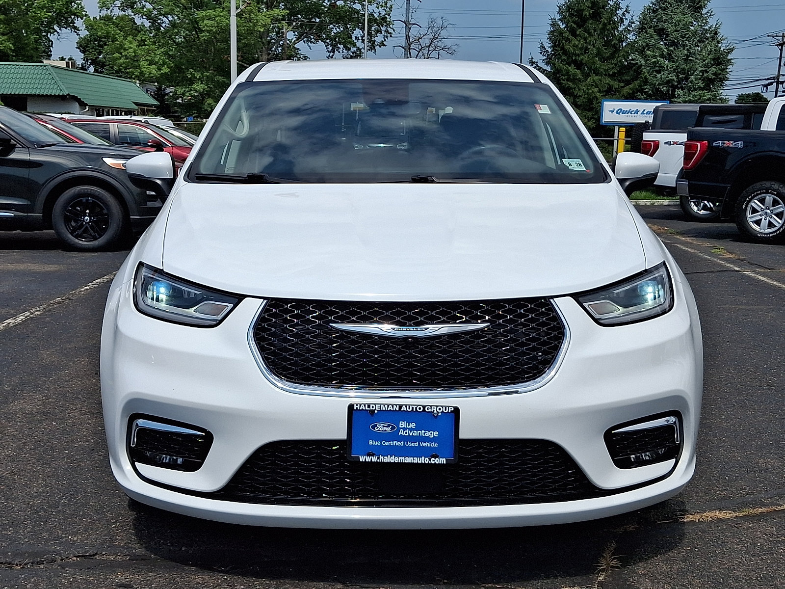 Used 2023 Chrysler Pacifica Touring-L FWD image 2