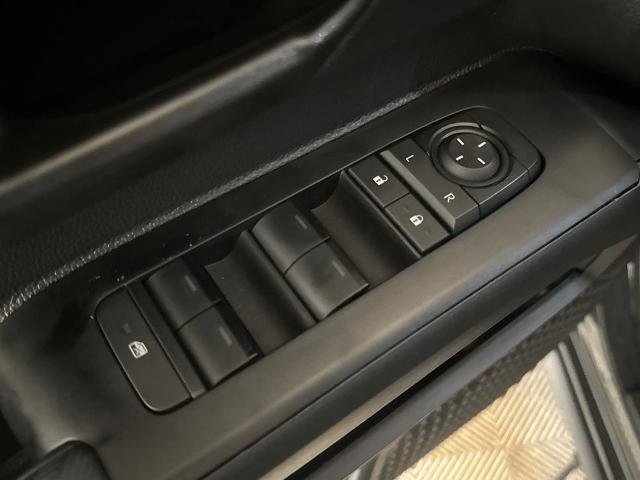 Used 2025 Toyota Tacoma SR5 AWD/4WD image 17
