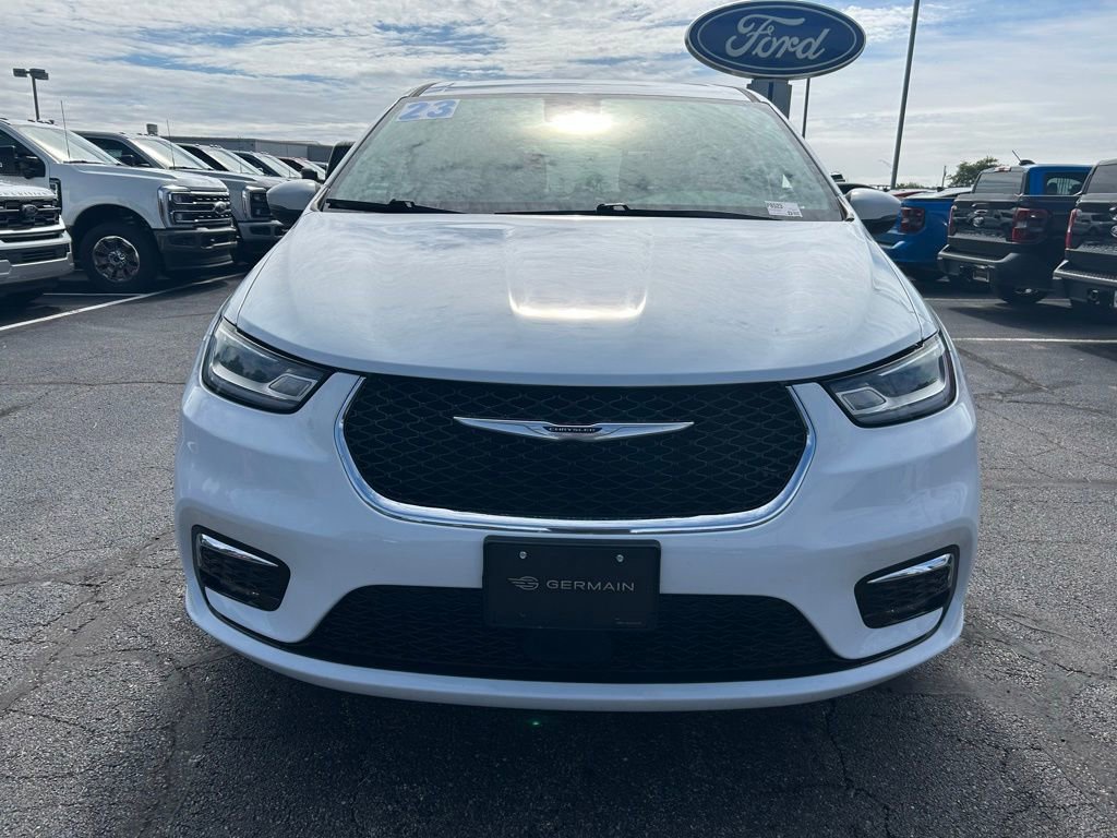 Used 2023 Chrysler Pacifica Touring-L FWD image 3