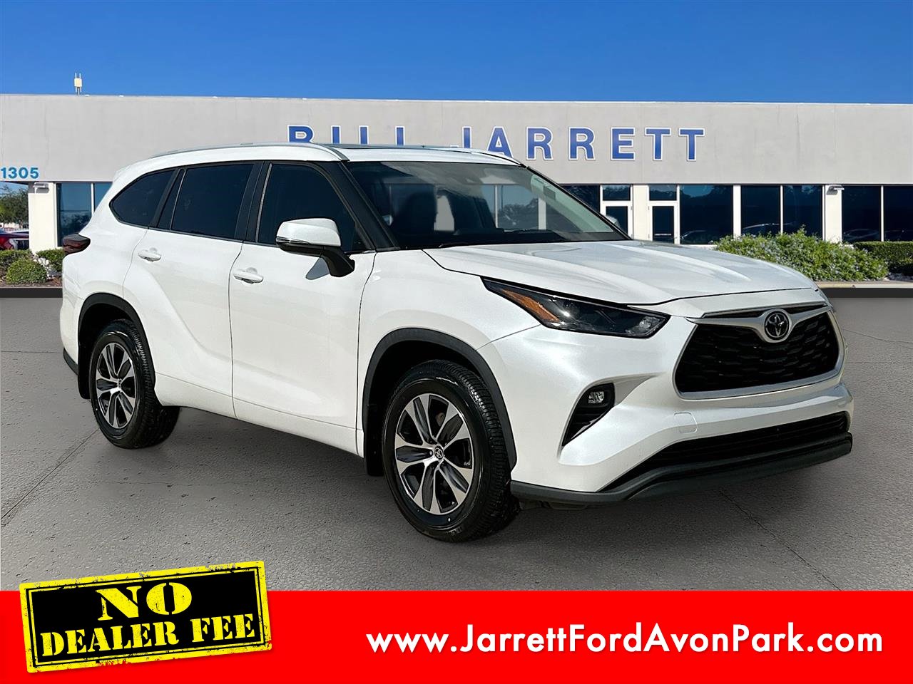 Used 2024 Toyota Highlander XLE FWD image 1
