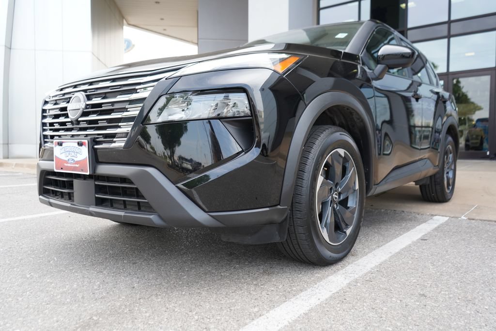Used 2025 Nissan Rogue SV FWD image 4