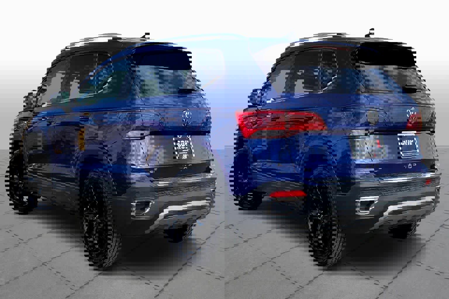 Used 2022 Volkswagen Taos SE image 2