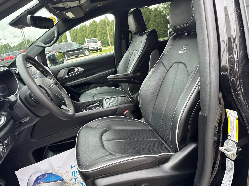 Used 2025 Chrysler Pacifica Limited FWD image 10