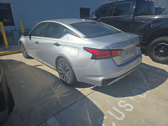 Used 2024 Nissan Altima 2.5 SV FWD image 11