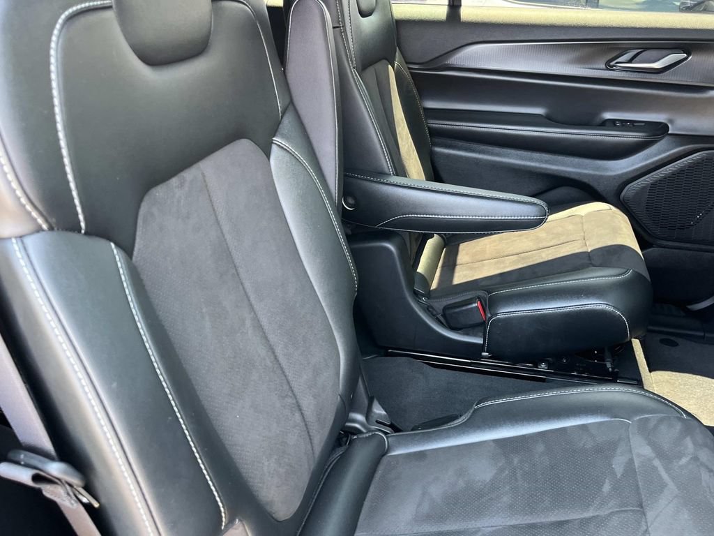 Used 2023 Jeep Grand Cherokee L Laredo AWD/4WD image 29