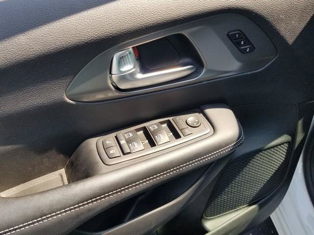 Used 2025 Chrysler Pacifica Select FWD image 11