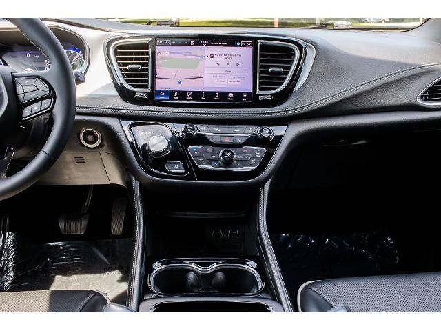 Used 2025 Chrysler Pacifica Limited FWD image 14