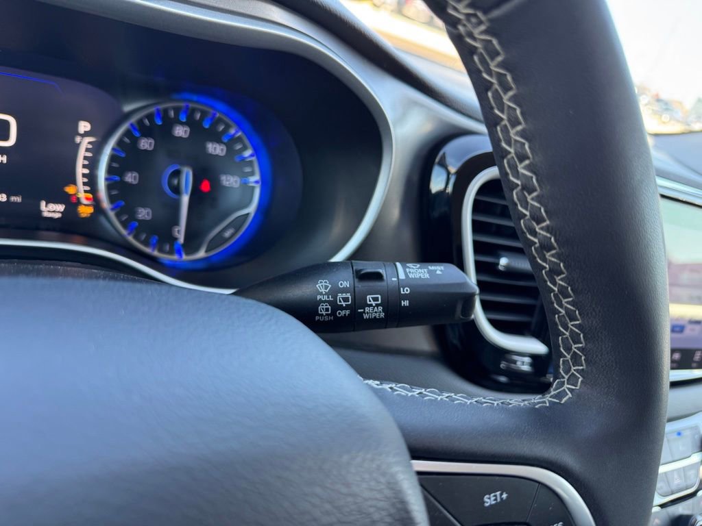 Used 2023 Chrysler Pacifica Touring-L image 19