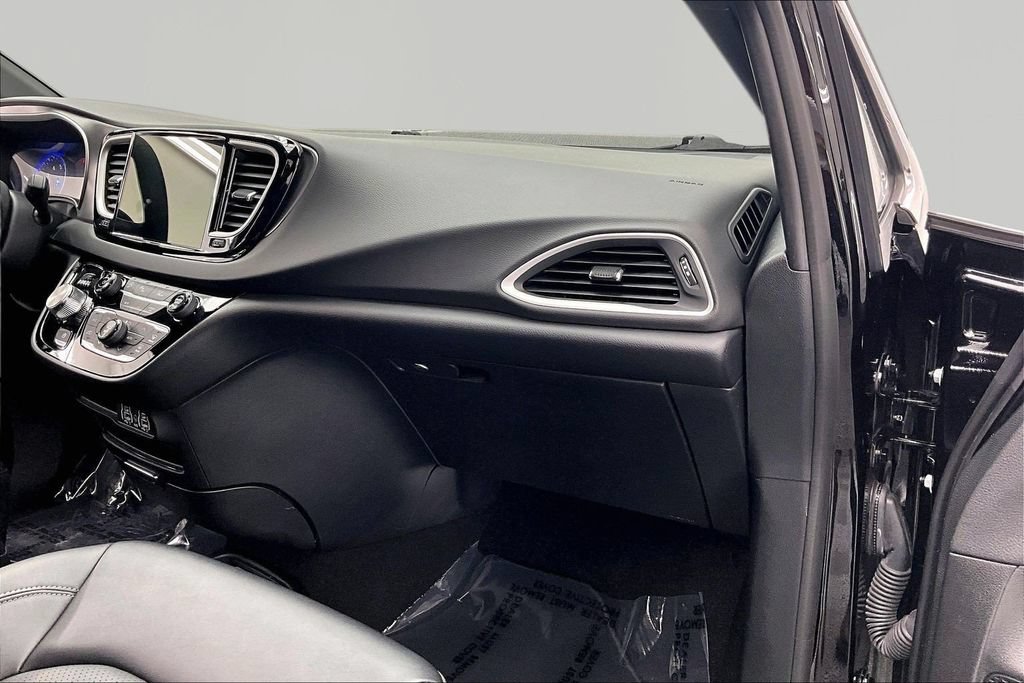Used 2025 Chrysler Pacifica Select FWD image 17