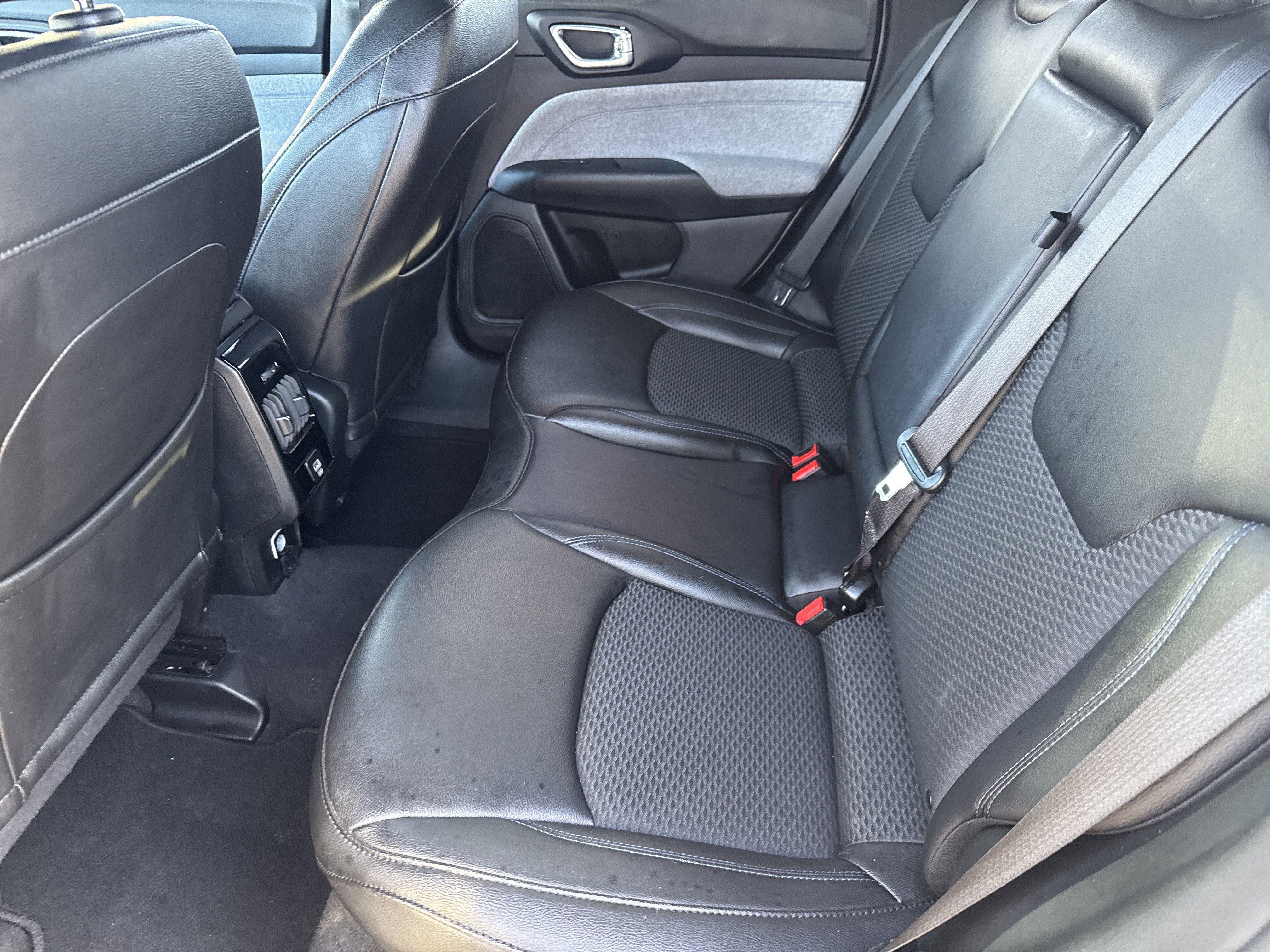 Used 2024 Jeep Compass Latitude image 11