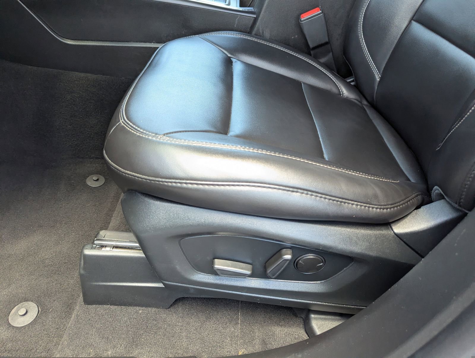 Certified 2023 Ford Explorer XLT w/ Equipment Group 202A RWD image 22