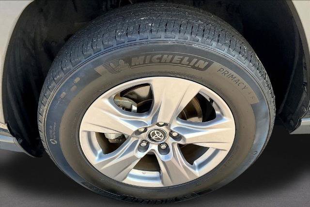 Used 2025 Toyota RAV4 XLE FWD image 35