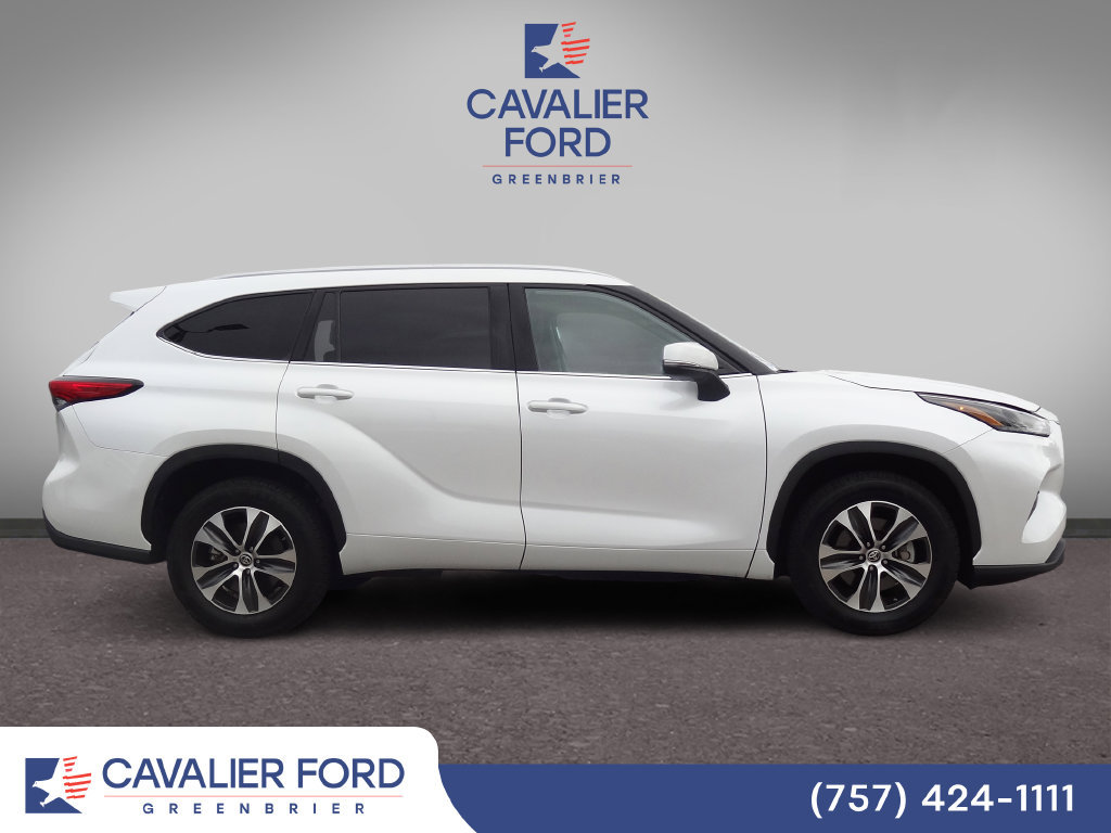 Used 2023 Toyota Highlander XLE FWD image 2