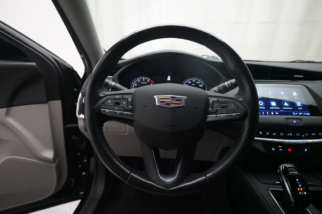 Used 2022 Cadillac XT4 Luxury w/ Cold Weather Package AWD/4WD image 4