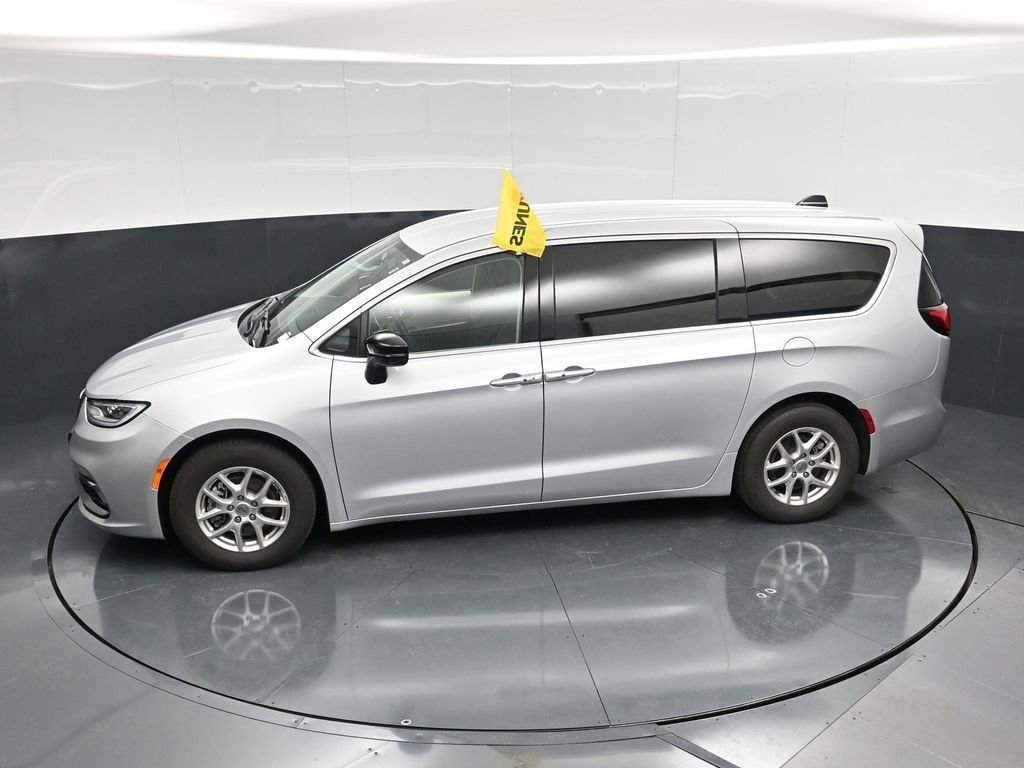 Used 2024 Chrysler Pacifica Touring-L FWD image 52