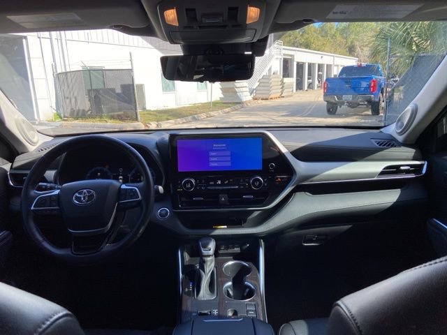 Used 2023 Toyota Highlander Platinum FWD image 18