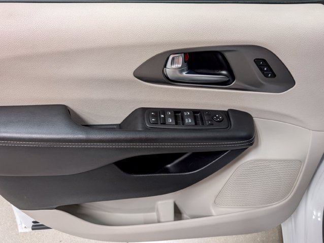 Used 2023 Chrysler Pacifica Touring-L FWD image 10