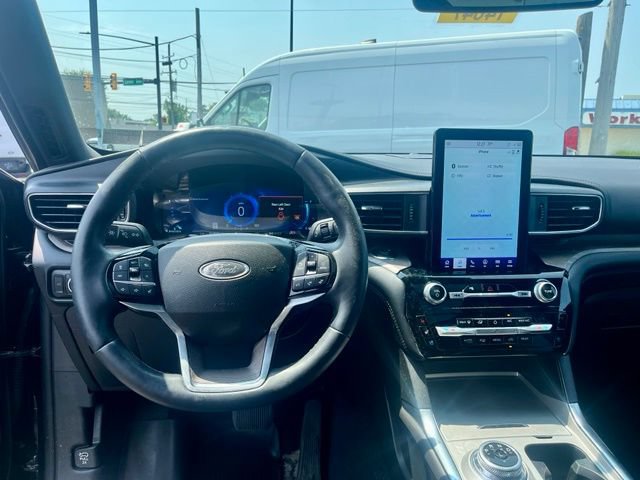 Certified 2024 Ford Explorer Platinum w/ Technology Package AWD/4WD image 4