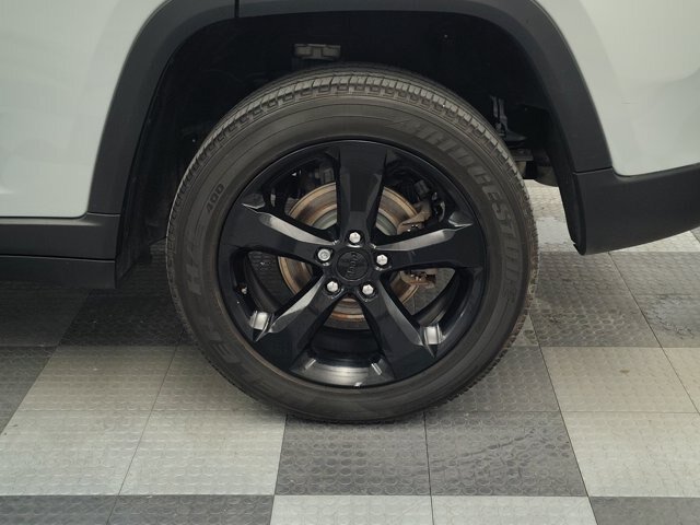 Used 2023 Jeep Grand Cherokee Altitude AWD/4WD image 14