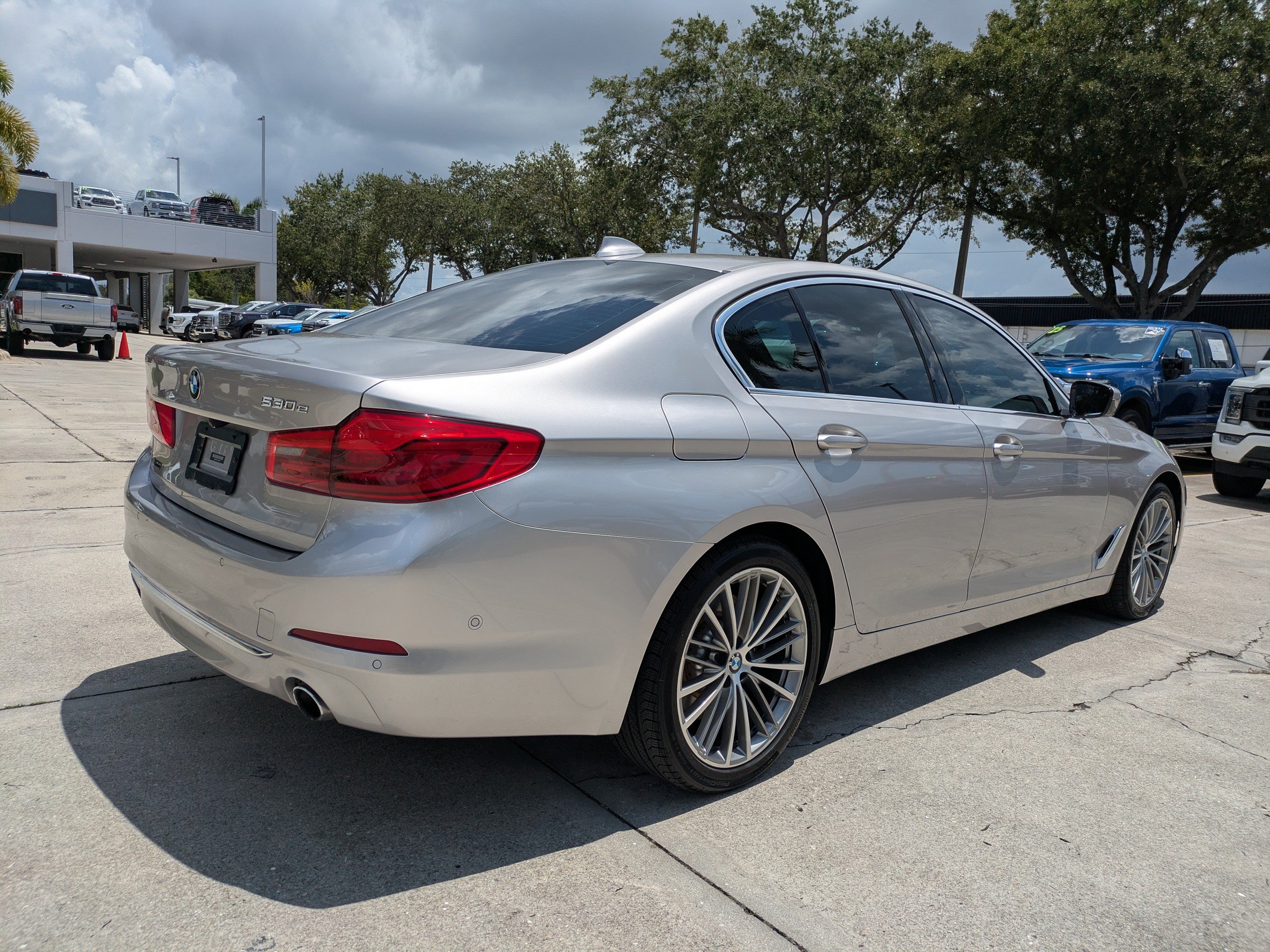 Used 2020 BMW 530e w/ Executive Package RWD image 4