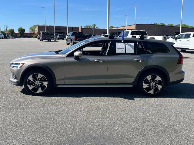 Used 2021 Volvo V60 T5 Cross Country image 2